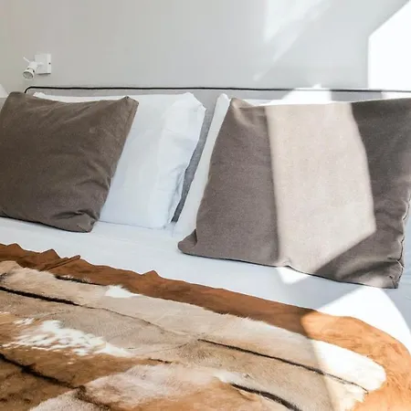 Plum Guide - The Triton Apartment *